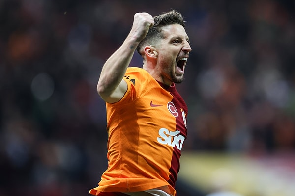 Sizce 36 yaşındaki 10 numara bir sene daha Galatasaray'da kalmalı mı?