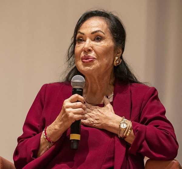 Hande Zeyrek’in haberine göre, Türk sinemasının efsane ismi Türkan Şoray, uzun yıllardır mücadele ettiği Cushing Sendromunu yenmesiyle aldığı kilolardan kurtulmuş.
