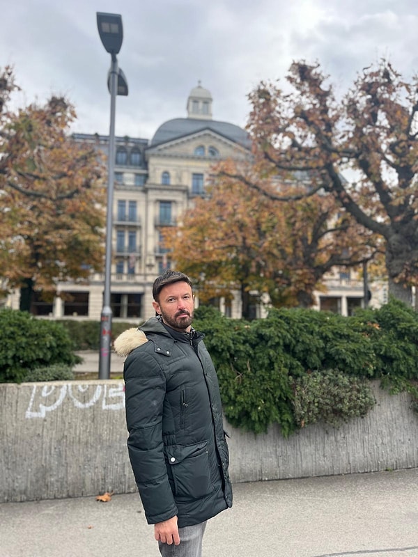 +Peki, aşk’a bakışın nasıl? Uzun soluklu ilişkilerden mi yanasın yoksa ilişkinin bir süresi olup bu süreyi de yaşananların belirlediğine inanıp, zamanı geldiğinde de gitmeyi bilenlerden misin?